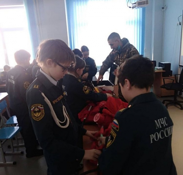  Добровольцы спасательного отряда «111.62» провели для кадетов Хомутовской школы №1 урок пожарной безопасности 